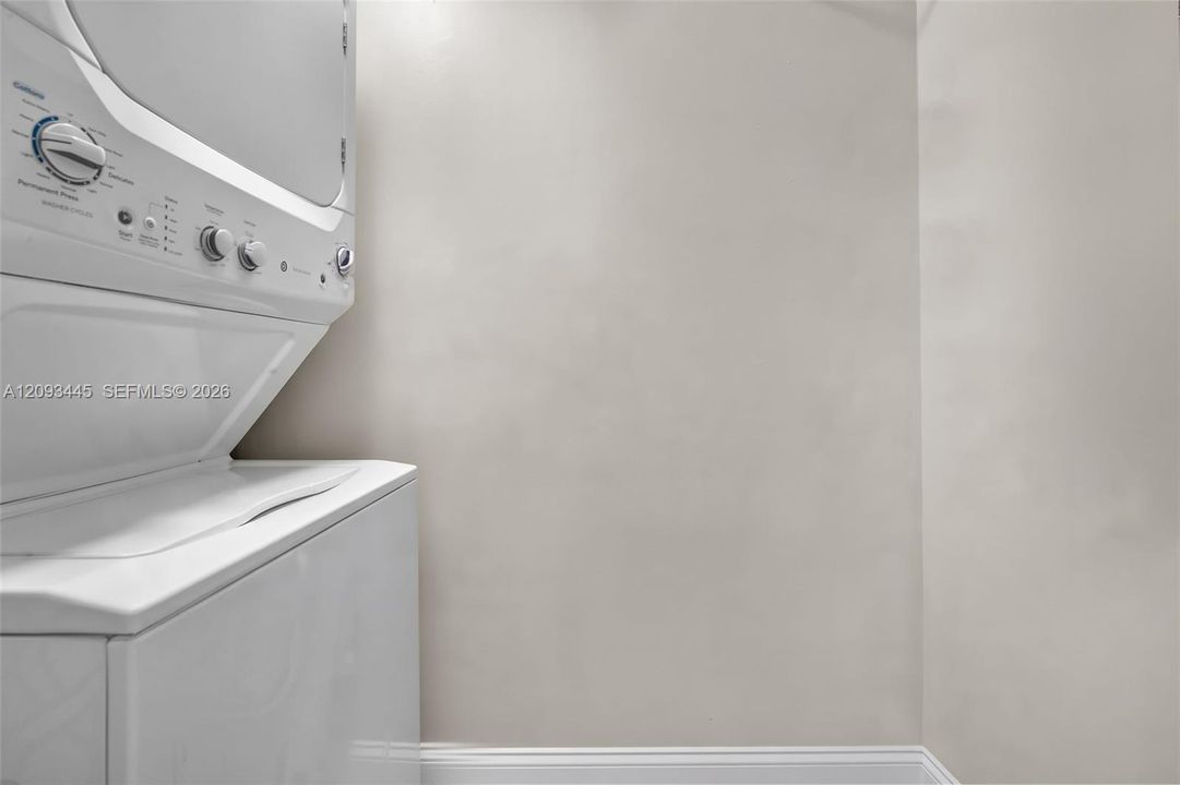 For Sale: $750,000 (1 beds, 1 baths, 1000 Square Feet)