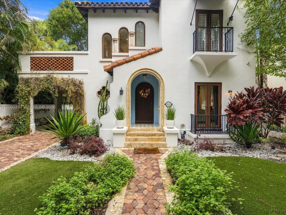 For Sale: $1,900,000 (3 beds, 2 baths, 1901 Square Feet)