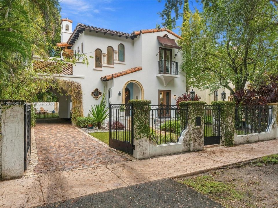 For Sale: $1,900,000 (3 beds, 2 baths, 1901 Square Feet)