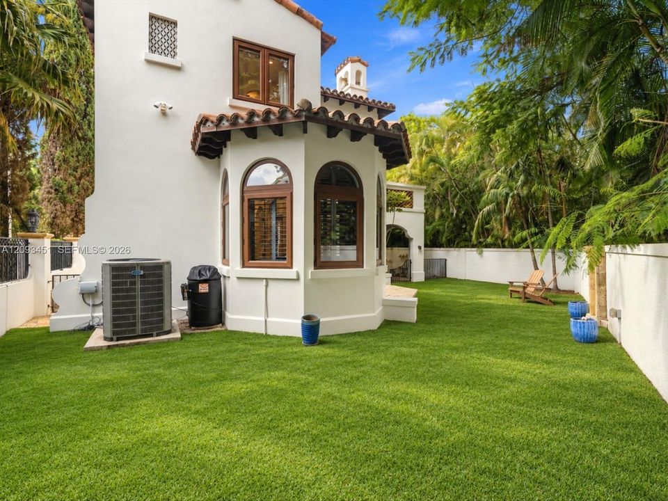 For Sale: $1,900,000 (3 beds, 2 baths, 1901 Square Feet)