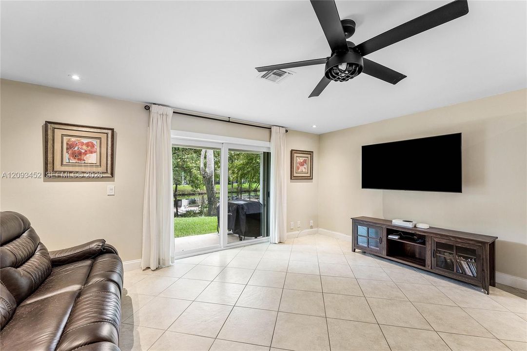 待售: $395,000 (2 贝兹, 2 浴室, 1296 平方英尺)