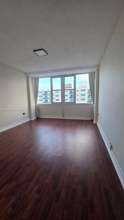For Rent: $2,400 (1 beds, 1 baths, 741 Square Feet)
