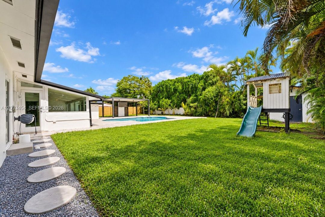 For Rent: $4,995 (4 beds, 2 baths, 1914 Square Feet)