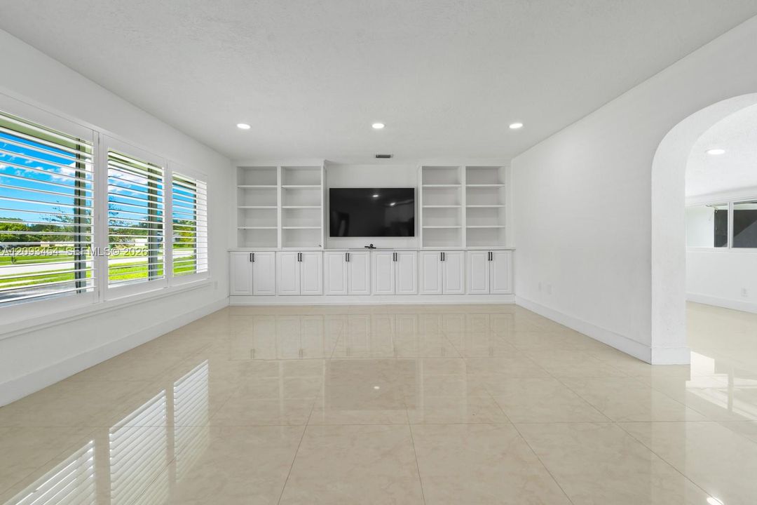 For Rent: $4,995 (4 beds, 2 baths, 1914 Square Feet)