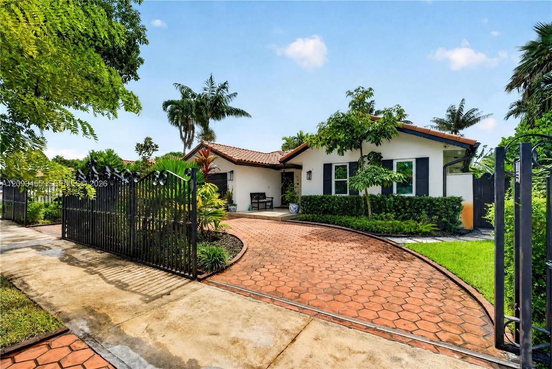 For Sale: $869,999 (3 beds, 2 baths, 1902 Square Feet)