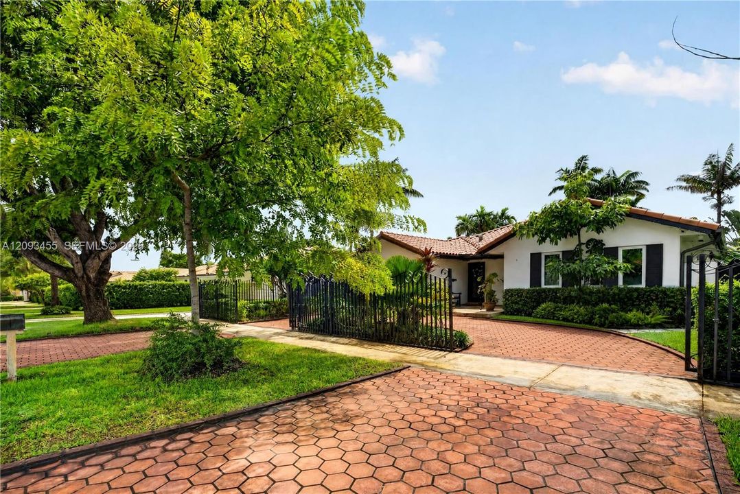 For Sale: $869,999 (3 beds, 2 baths, 1902 Square Feet)