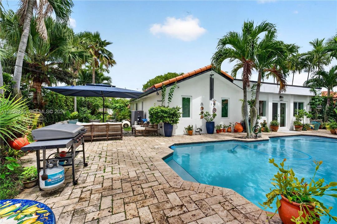 For Sale: $869,999 (3 beds, 2 baths, 1902 Square Feet)