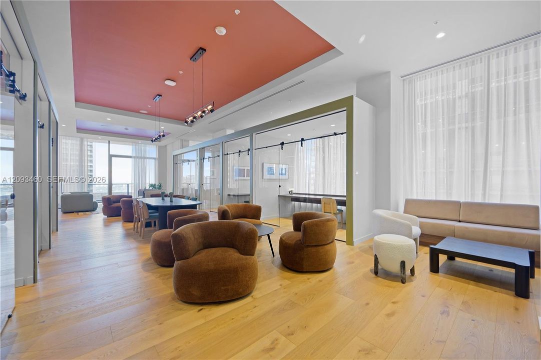For Sale: $565,000 (1 beds, 1 baths, 586 Square Feet)