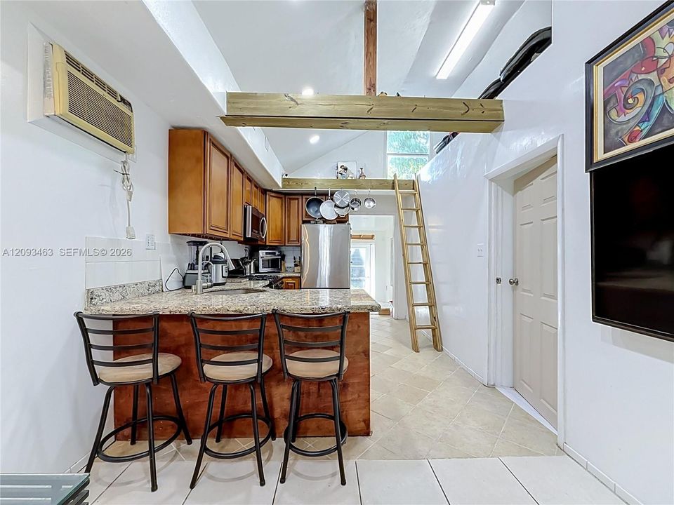 For Sale: $400,000 (3 beds, 3 baths, 1033 Square Feet)