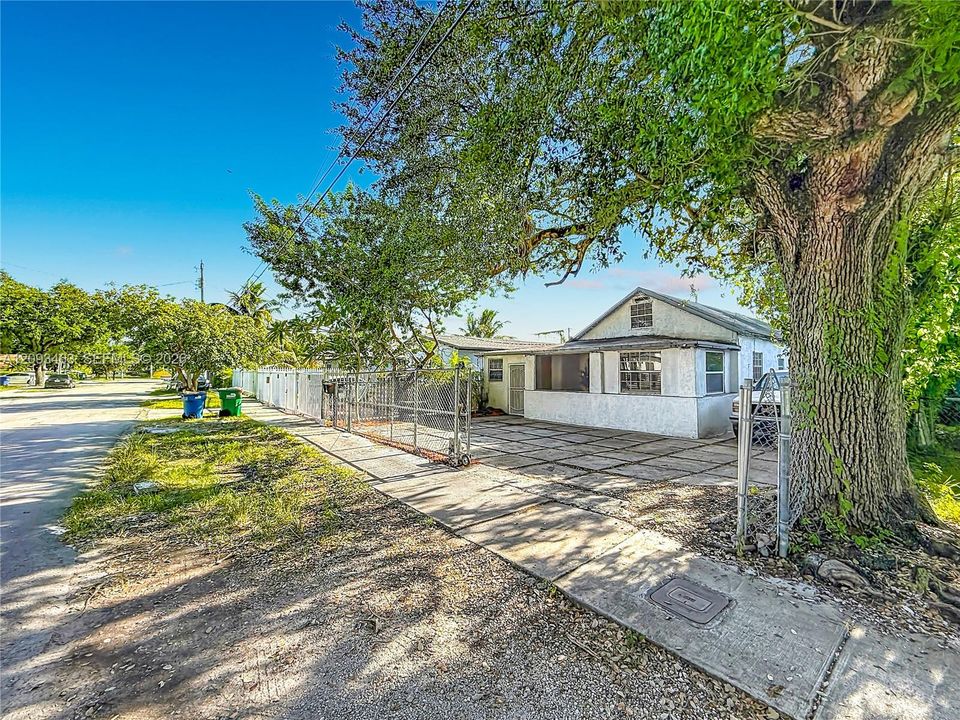 For Sale: $400,000 (3 beds, 3 baths, 1033 Square Feet)