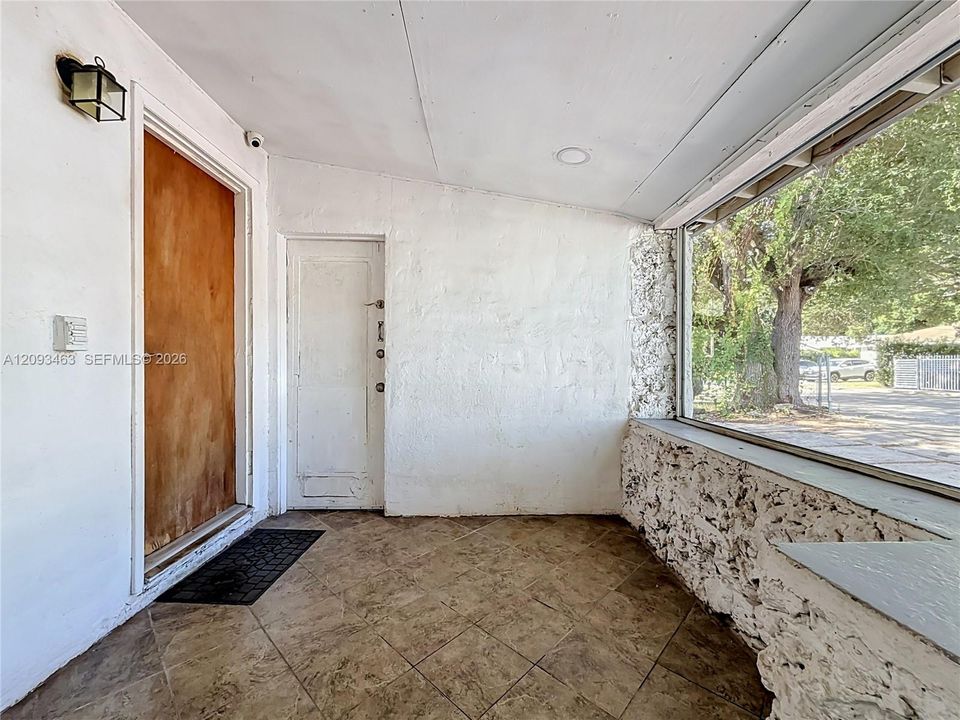 For Sale: $400,000 (3 beds, 3 baths, 1033 Square Feet)