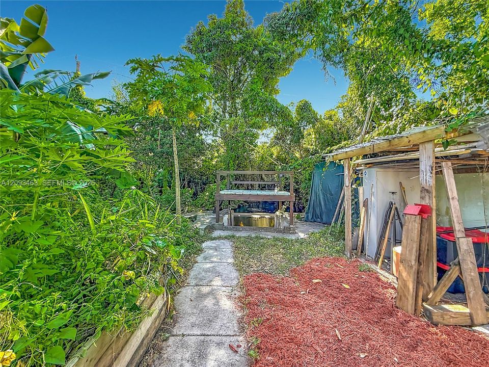For Sale: $400,000 (3 beds, 3 baths, 1033 Square Feet)