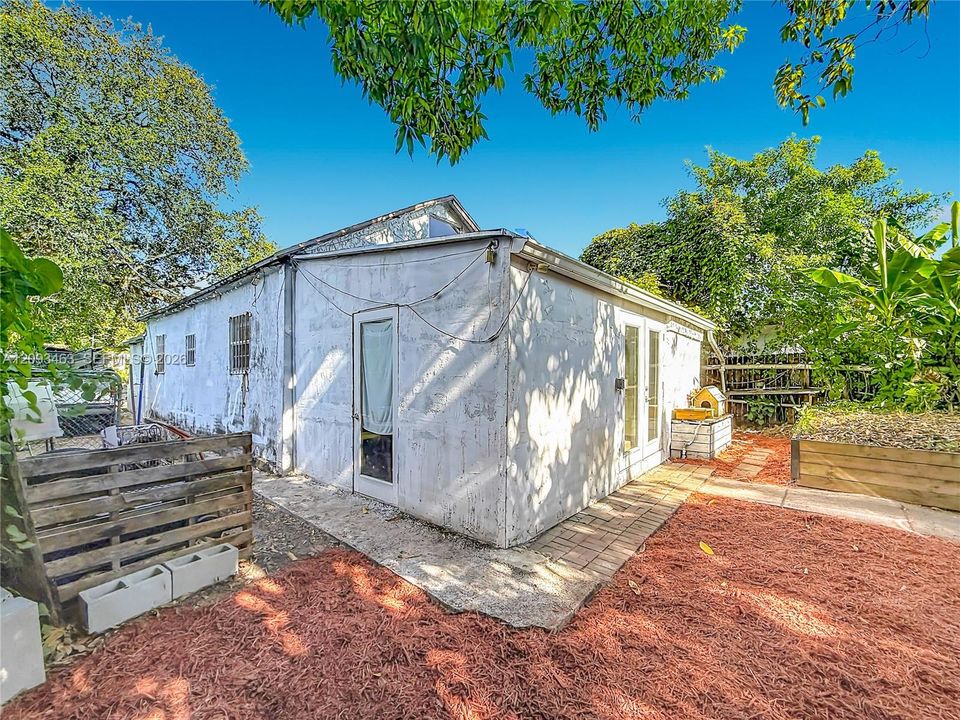 For Sale: $400,000 (3 beds, 3 baths, 1033 Square Feet)