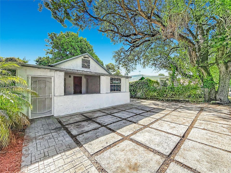 For Sale: $400,000 (3 beds, 3 baths, 1033 Square Feet)