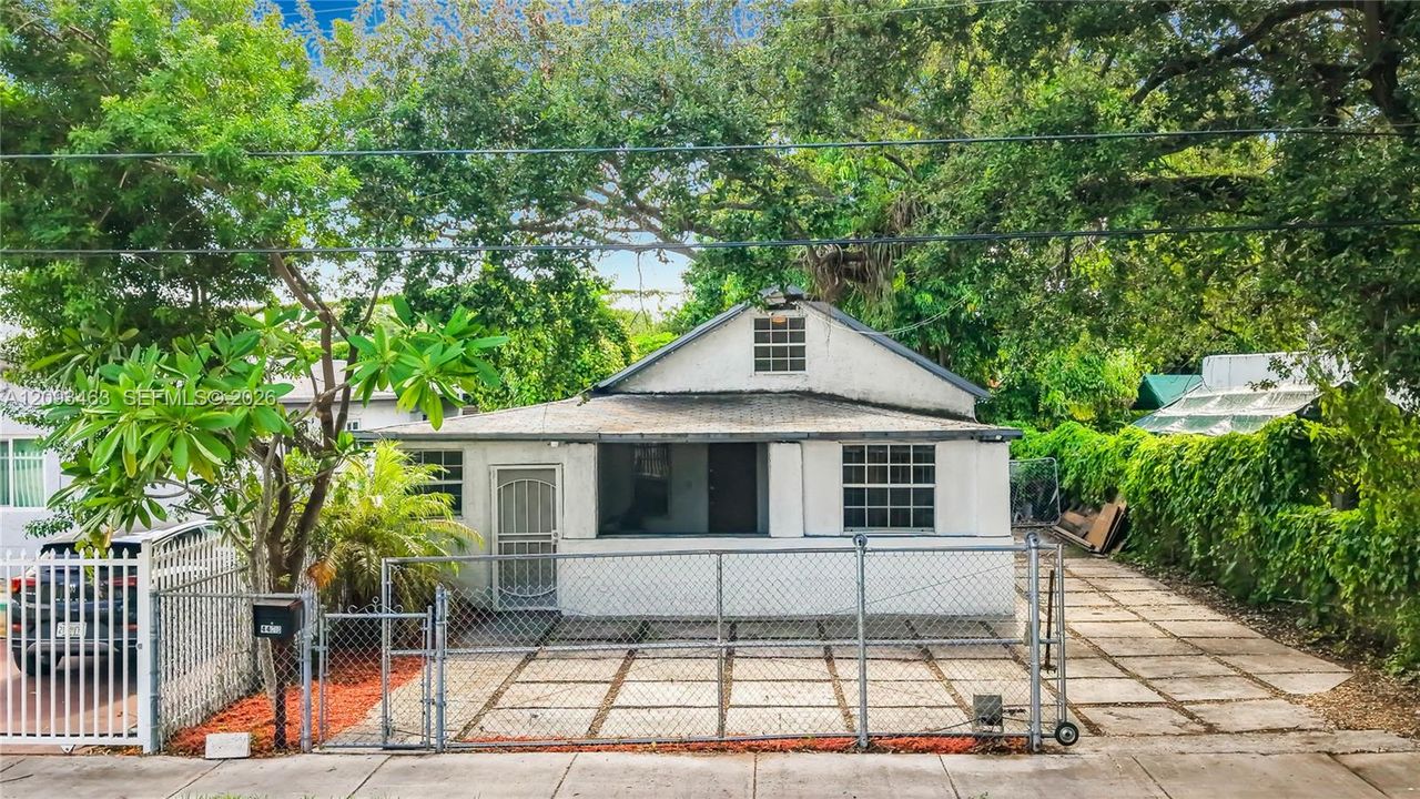 For Sale: $400,000 (3 beds, 3 baths, 1033 Square Feet)