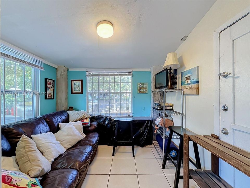For Sale: $400,000 (3 beds, 3 baths, 1033 Square Feet)