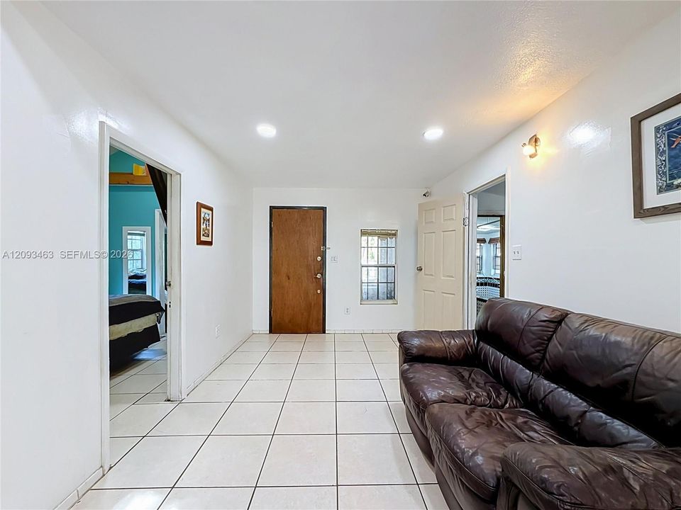 For Sale: $400,000 (3 beds, 3 baths, 1033 Square Feet)