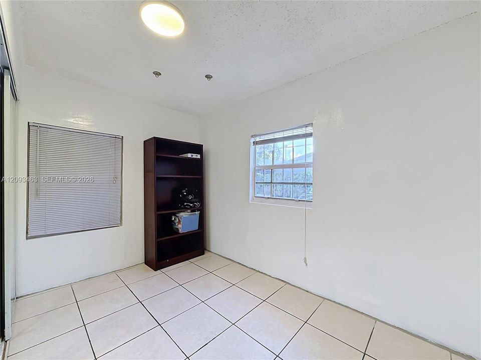 For Sale: $400,000 (3 beds, 3 baths, 1033 Square Feet)