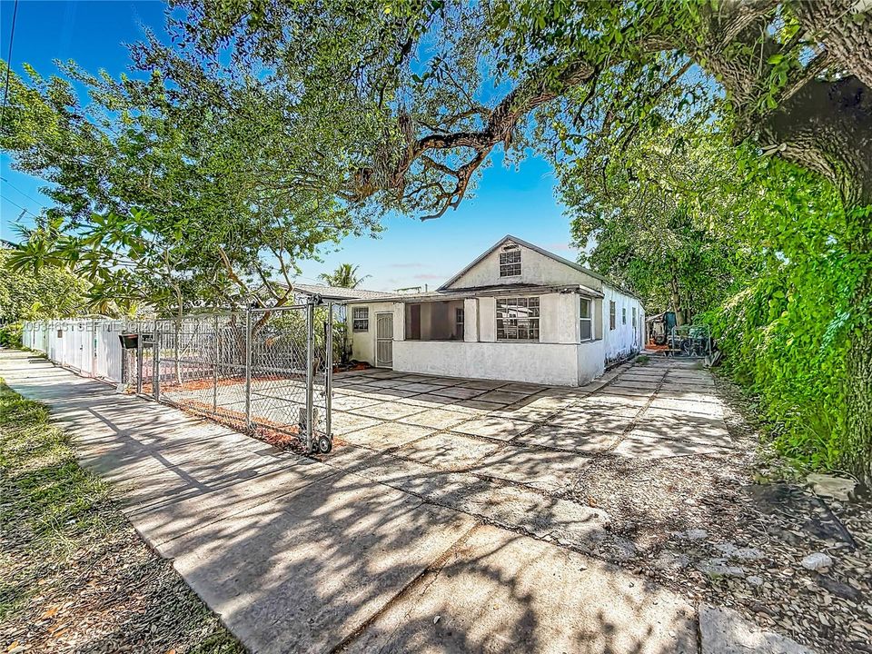 For Sale: $400,000 (3 beds, 3 baths, 1033 Square Feet)