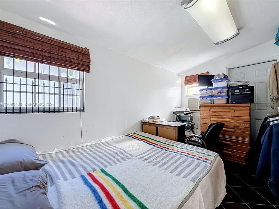 For Sale: $400,000 (3 beds, 3 baths, 1033 Square Feet)