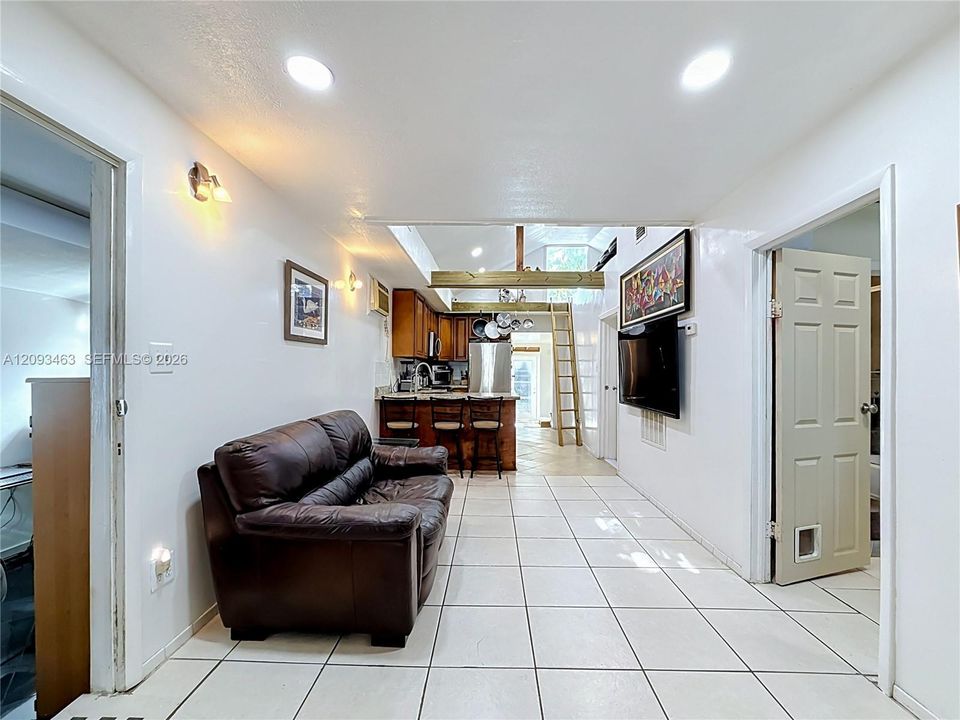 For Sale: $400,000 (3 beds, 3 baths, 1033 Square Feet)