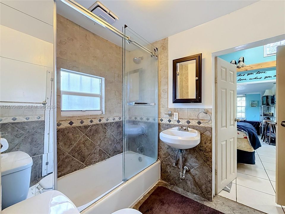 For Sale: $400,000 (3 beds, 3 baths, 1033 Square Feet)