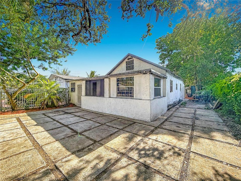 For Sale: $400,000 (3 beds, 3 baths, 1033 Square Feet)