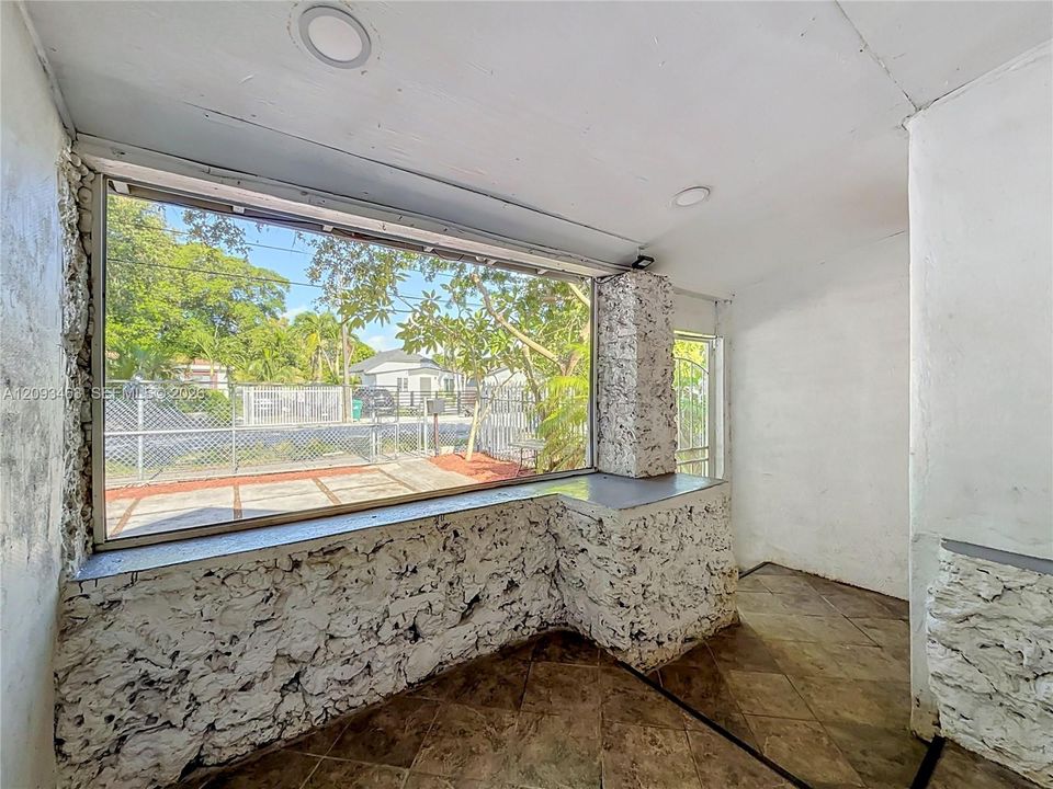 For Sale: $400,000 (3 beds, 3 baths, 1033 Square Feet)