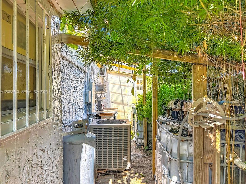 For Sale: $400,000 (3 beds, 3 baths, 1033 Square Feet)