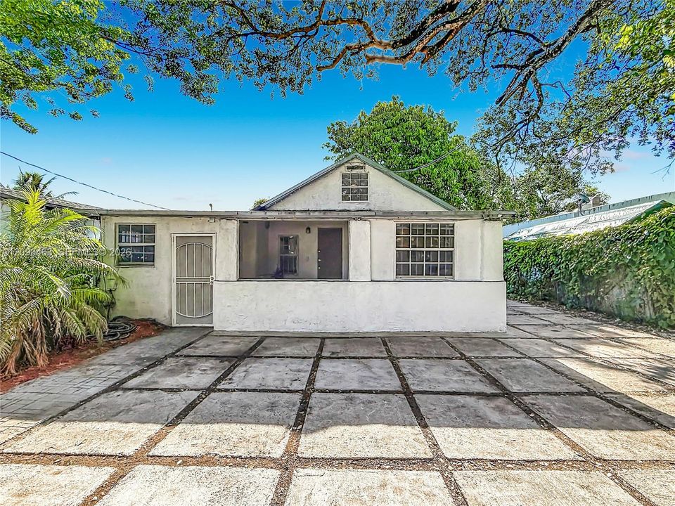 For Sale: $400,000 (3 beds, 3 baths, 1033 Square Feet)
