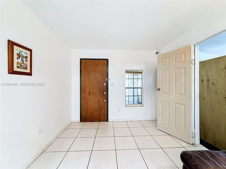 For Sale: $400,000 (3 beds, 3 baths, 1033 Square Feet)