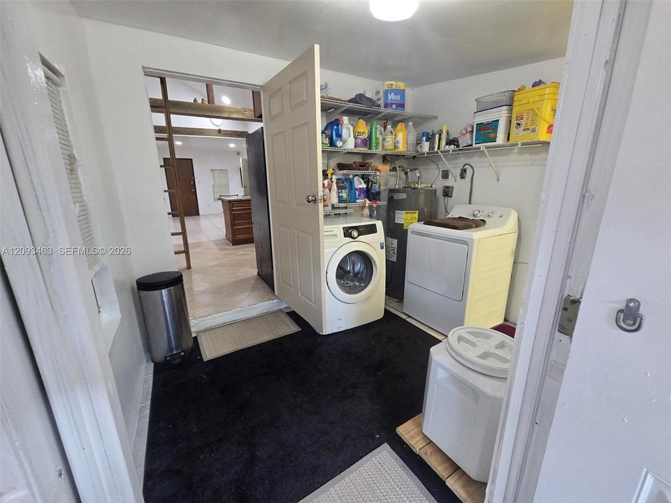 For Sale: $400,000 (3 beds, 3 baths, 1033 Square Feet)