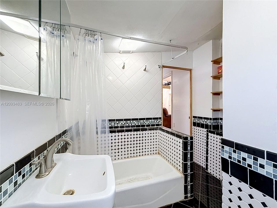 For Sale: $400,000 (3 beds, 3 baths, 1033 Square Feet)
