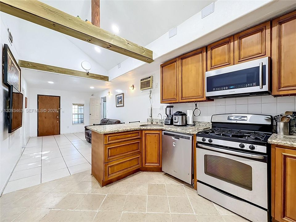 For Sale: $400,000 (3 beds, 3 baths, 1033 Square Feet)