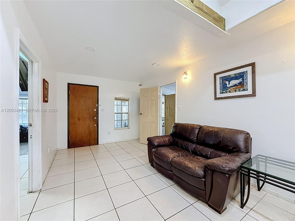 For Sale: $400,000 (3 beds, 3 baths, 1033 Square Feet)