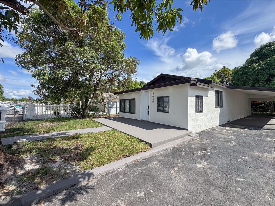 For Sale: $525,000 (3 beds, 2 baths, 1036 Square Feet)