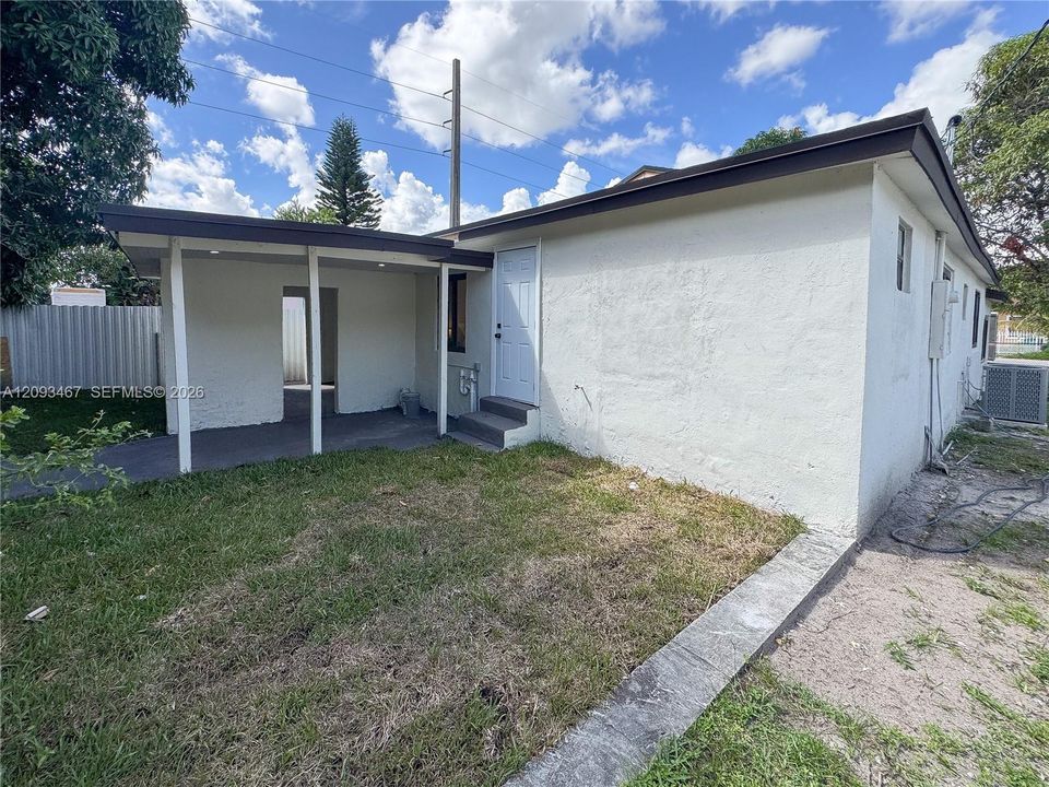 For Sale: $525,000 (3 beds, 2 baths, 1036 Square Feet)