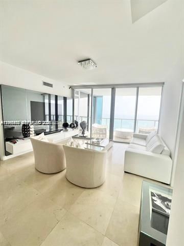 Active With Contract: $11,000 (2 beds, 3 baths, 1487 Square Feet)