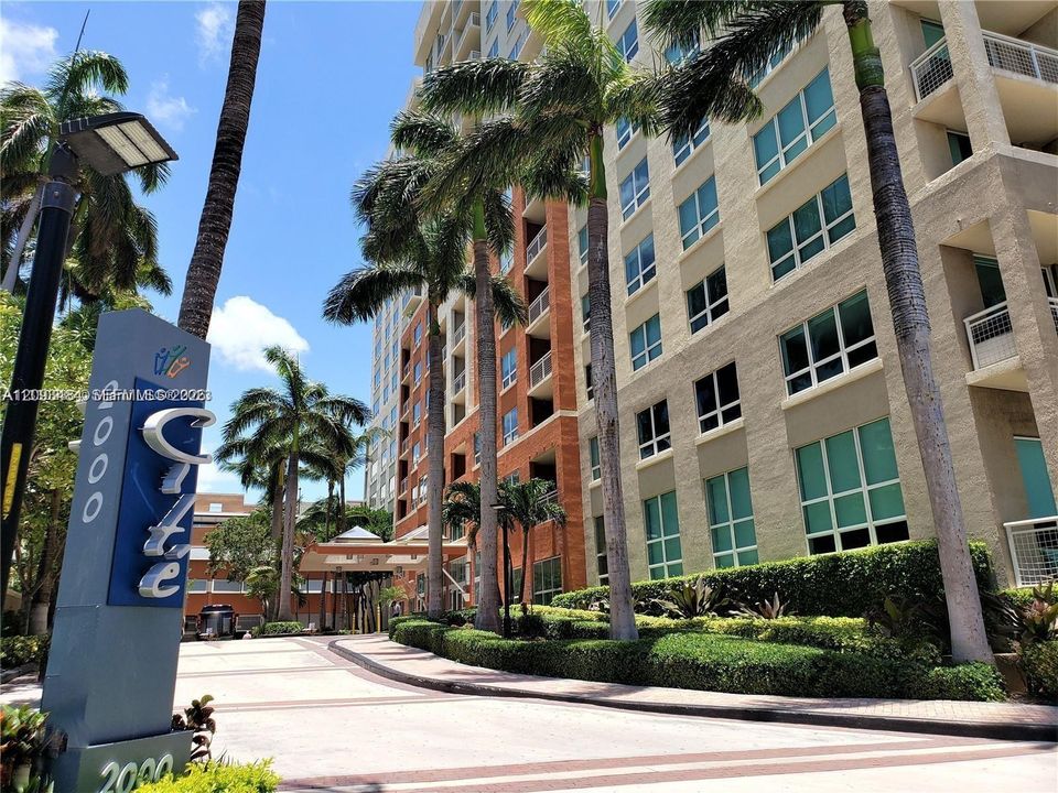 Main entrance & valet located at 2000 N Bayshore Drive.