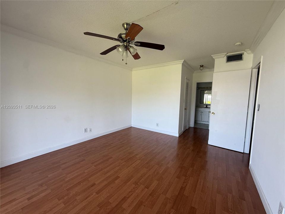For Sale: $149,900 (1 beds, 1 baths, 703 Square Feet)