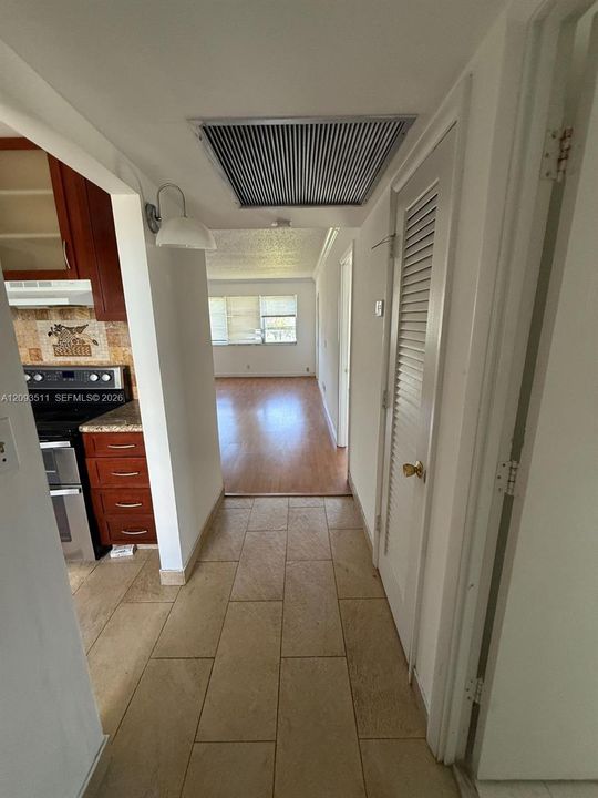 For Sale: $149,900 (1 beds, 1 baths, 703 Square Feet)