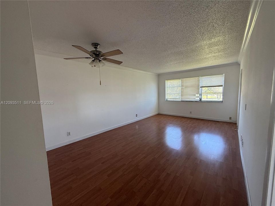 For Sale: $149,900 (1 beds, 1 baths, 703 Square Feet)