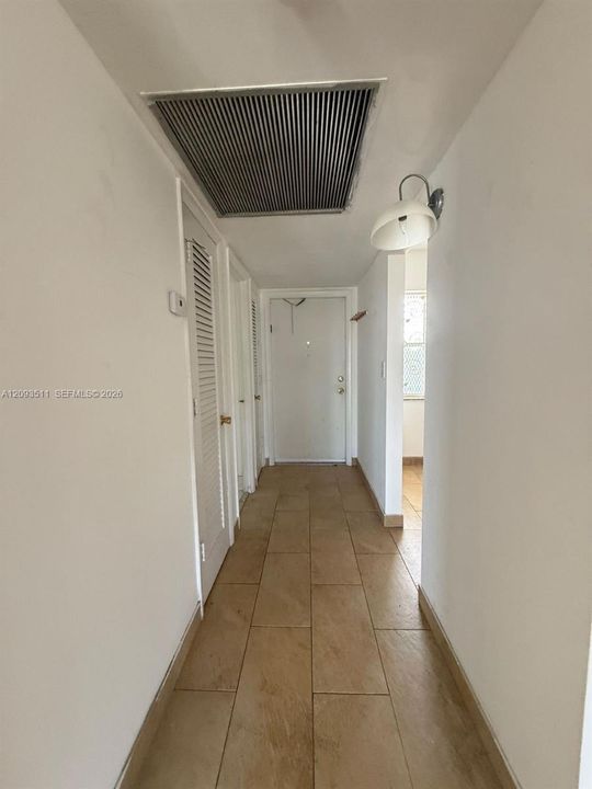 For Sale: $149,900 (1 beds, 1 baths, 703 Square Feet)