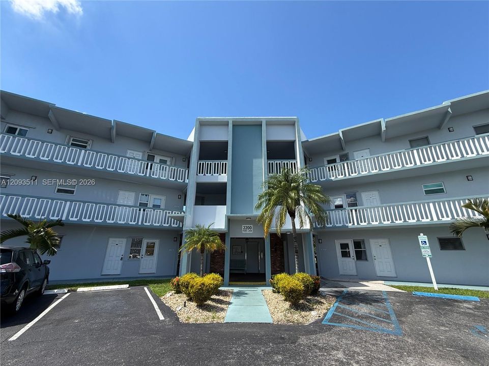 For Sale: $149,900 (1 beds, 1 baths, 703 Square Feet)