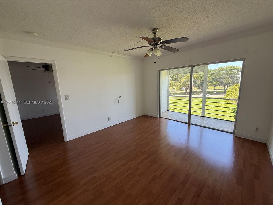 For Sale: $149,900 (1 beds, 1 baths, 703 Square Feet)
