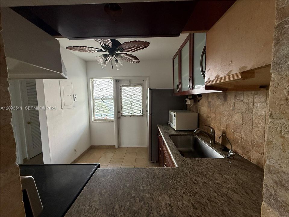 For Sale: $149,900 (1 beds, 1 baths, 703 Square Feet)