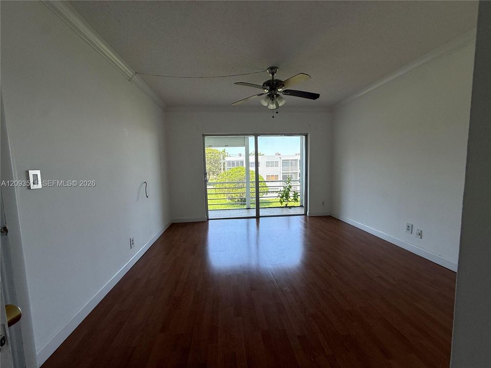 For Sale: $149,900 (1 beds, 1 baths, 703 Square Feet)
