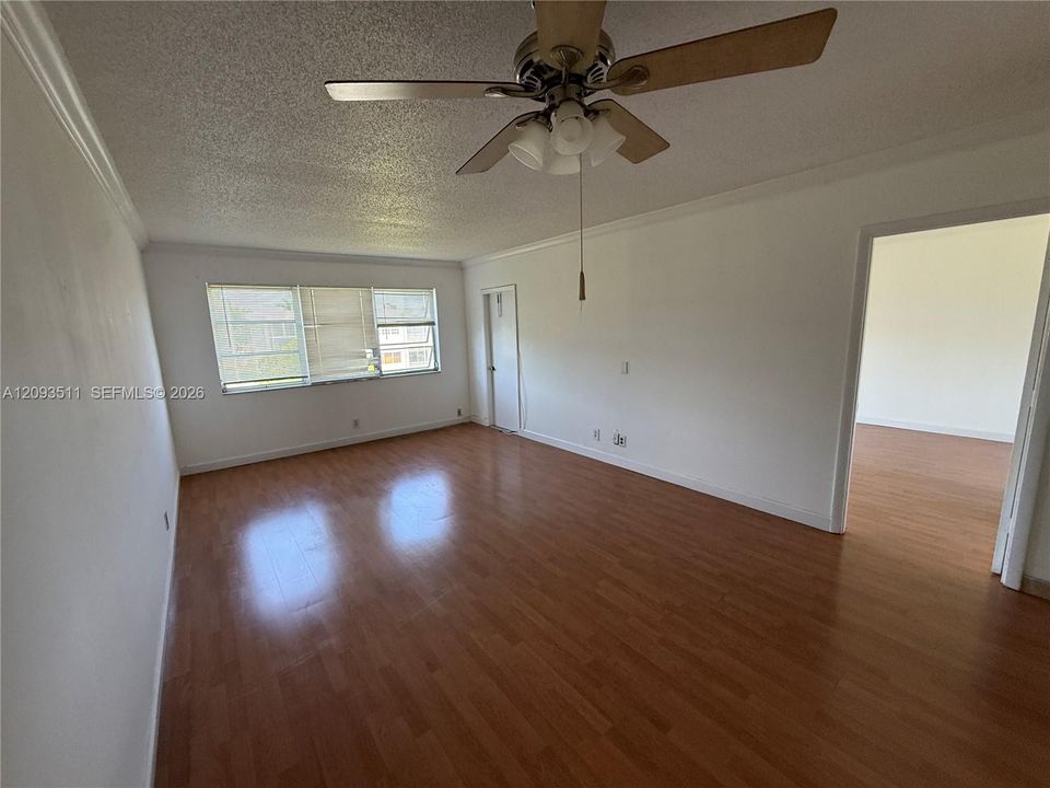 For Sale: $149,900 (1 beds, 1 baths, 703 Square Feet)