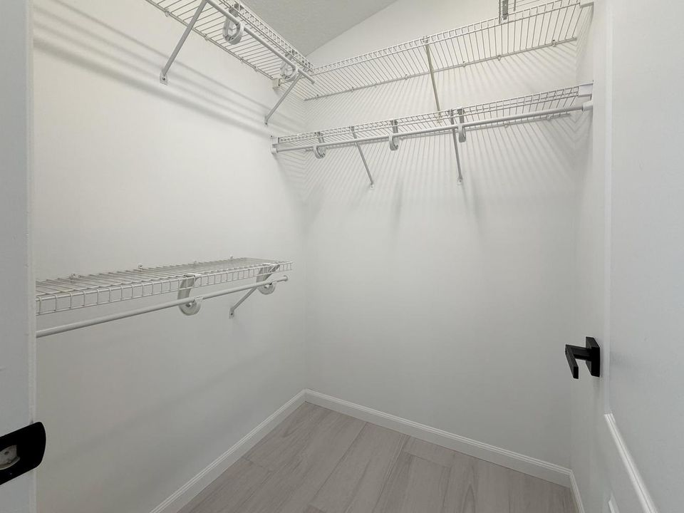018-015-713 NW Waterlily Pl-1334x1000