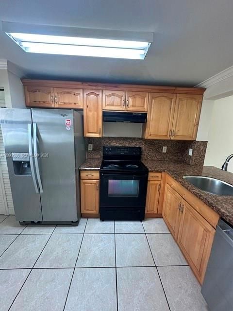 For Rent: $2,000 (2 beds, 2 baths, 956 Square Feet)